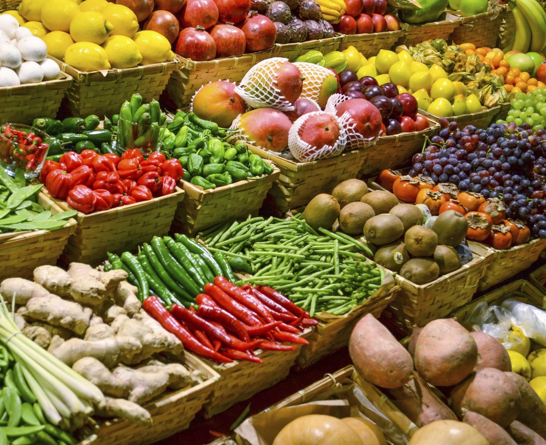 Ein Foto von verschiedenen Obst- und Gemüsesorten in einzelnen Körben. 