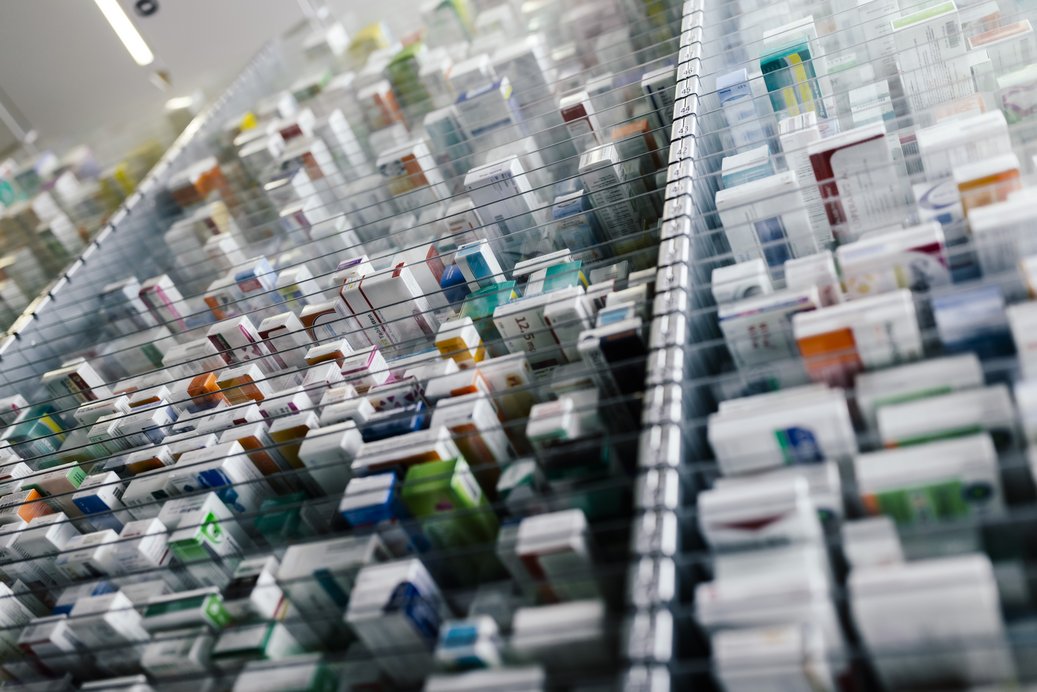 Ein Foto von einem Apothekerschrank, mit vielen Medikamentenverpackungen.