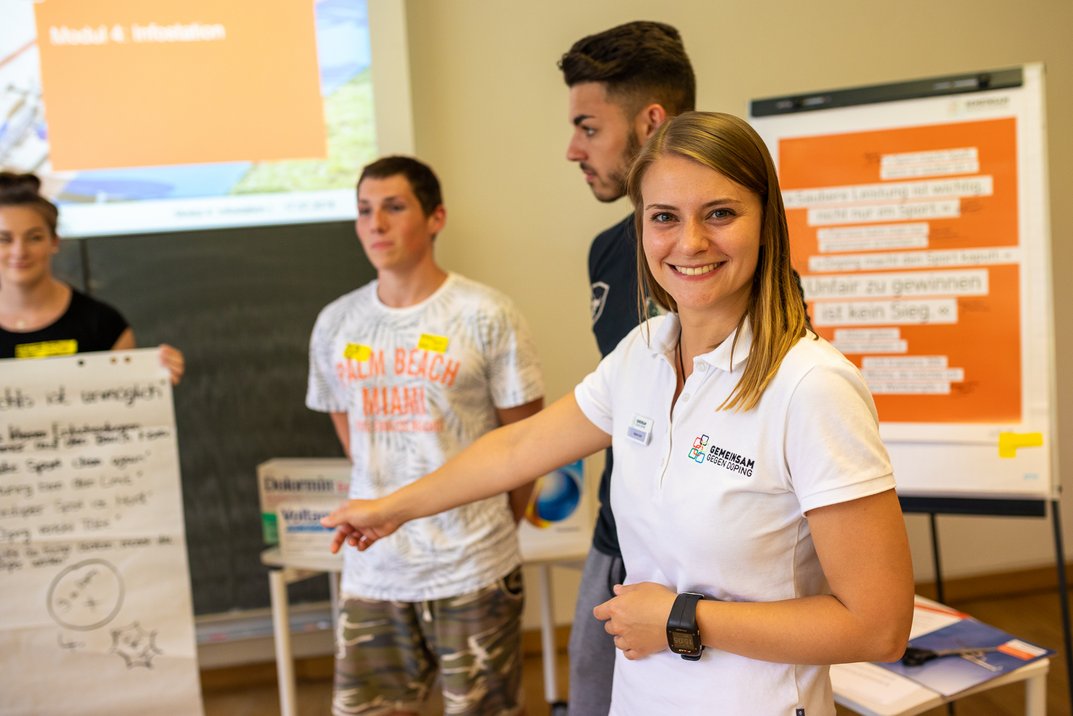 Eine freie Mitarbeiterin von 'GEMEINSAM GEGEN DOPING' hält einen Workshop mit jungen Menschen.