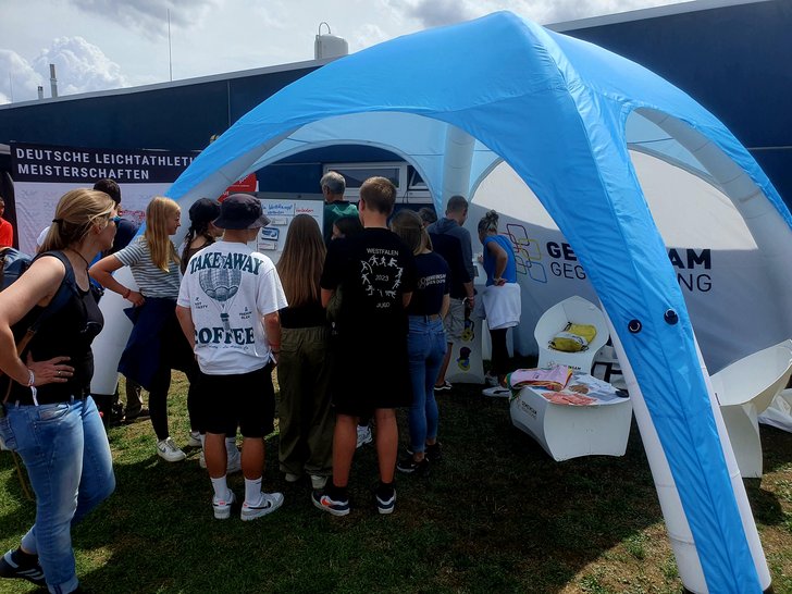 Ein Infostand von 'GEMEINSAM GEGEN DOPING' bei den Deutschen Leichtathletikmeisterschaften.