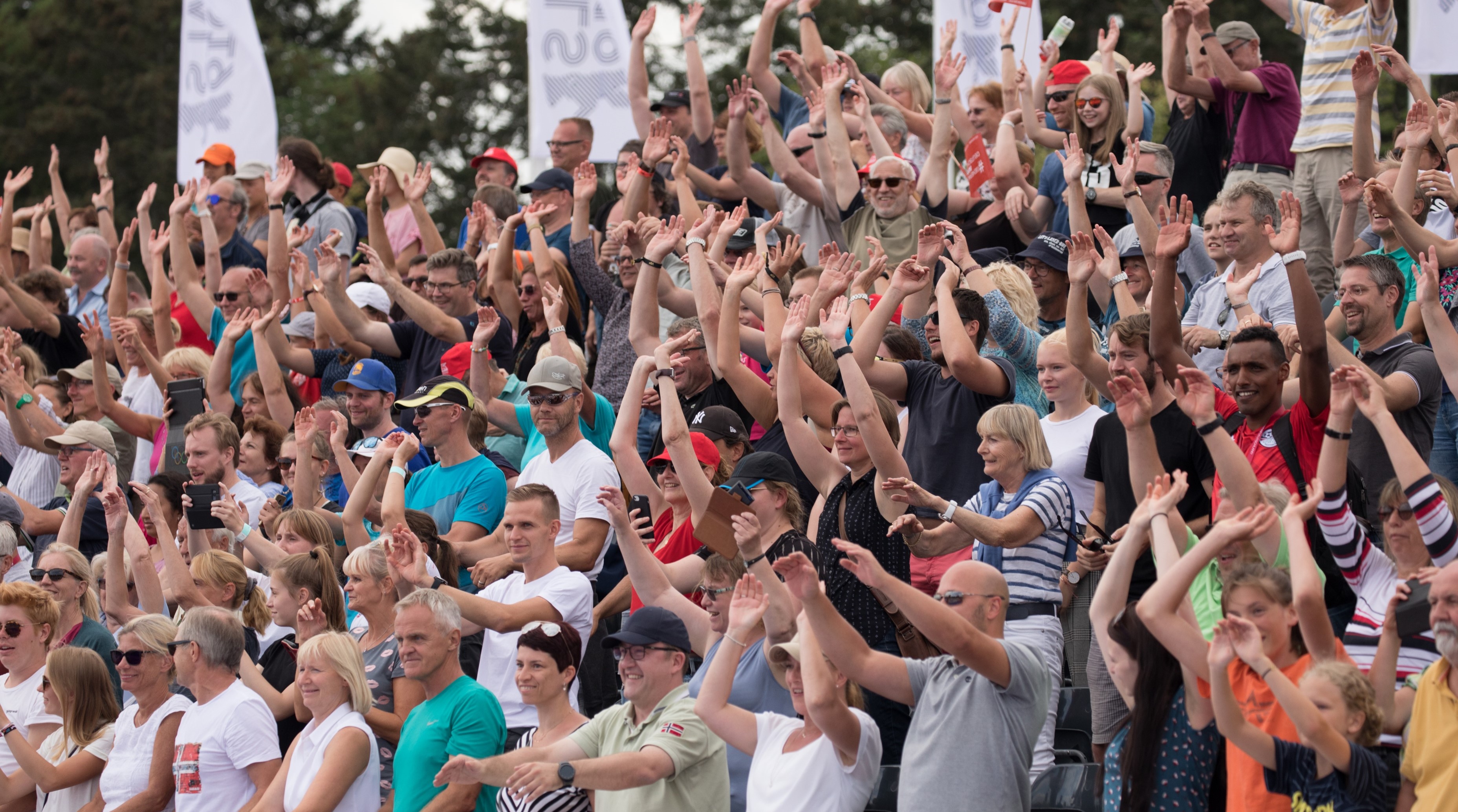 Ein Publikum jubelt bei einem Sportevent.